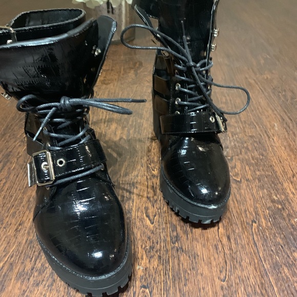 Stylish Combat Boot - Picture 2 of 3